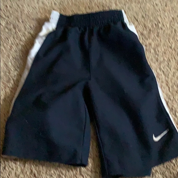 Nike kids Basketball shirt and shorts - Picture 6 of 8
